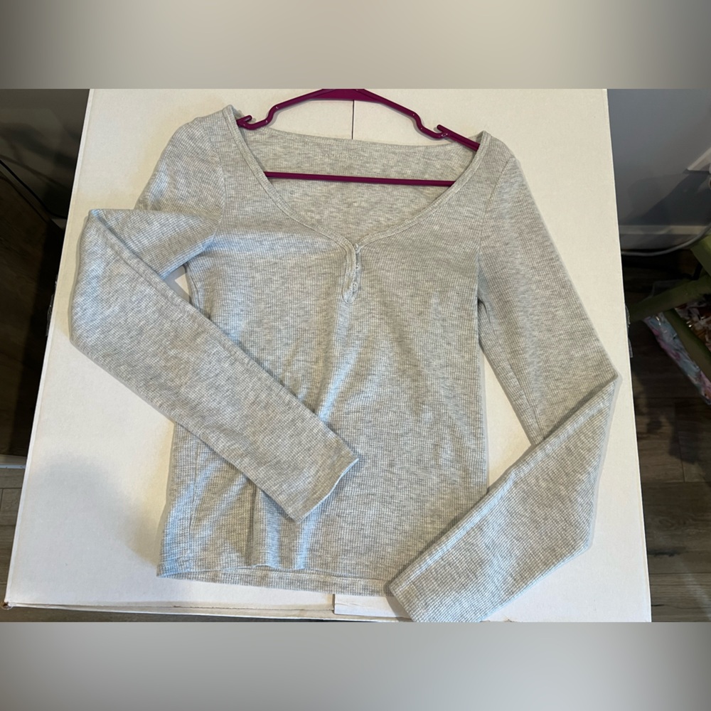 American Eagle Heather Gray Henley Long Sleeved Fitted Top Size Medium GUC